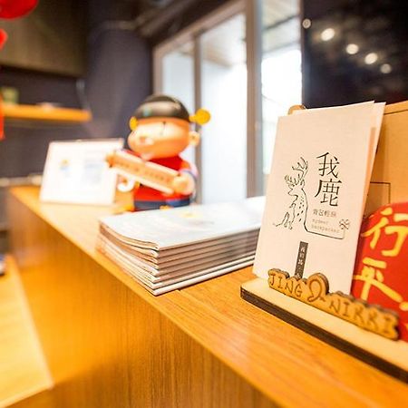 Mydeer Backpacker Hostel Tainan Bagian luar foto