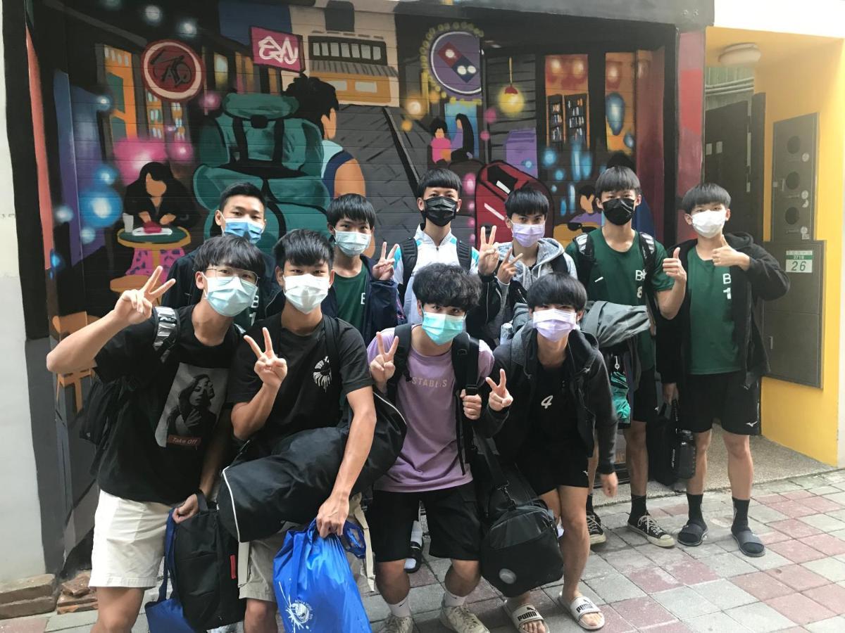 Mydeer Backpacker Hostel Tainan Bagian luar foto