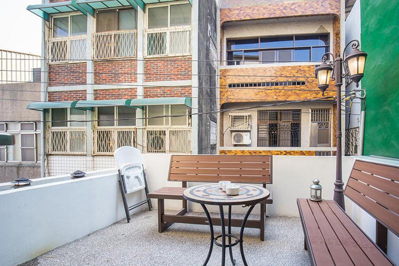 Mydeer Backpacker Hostel Tainan Bagian luar foto