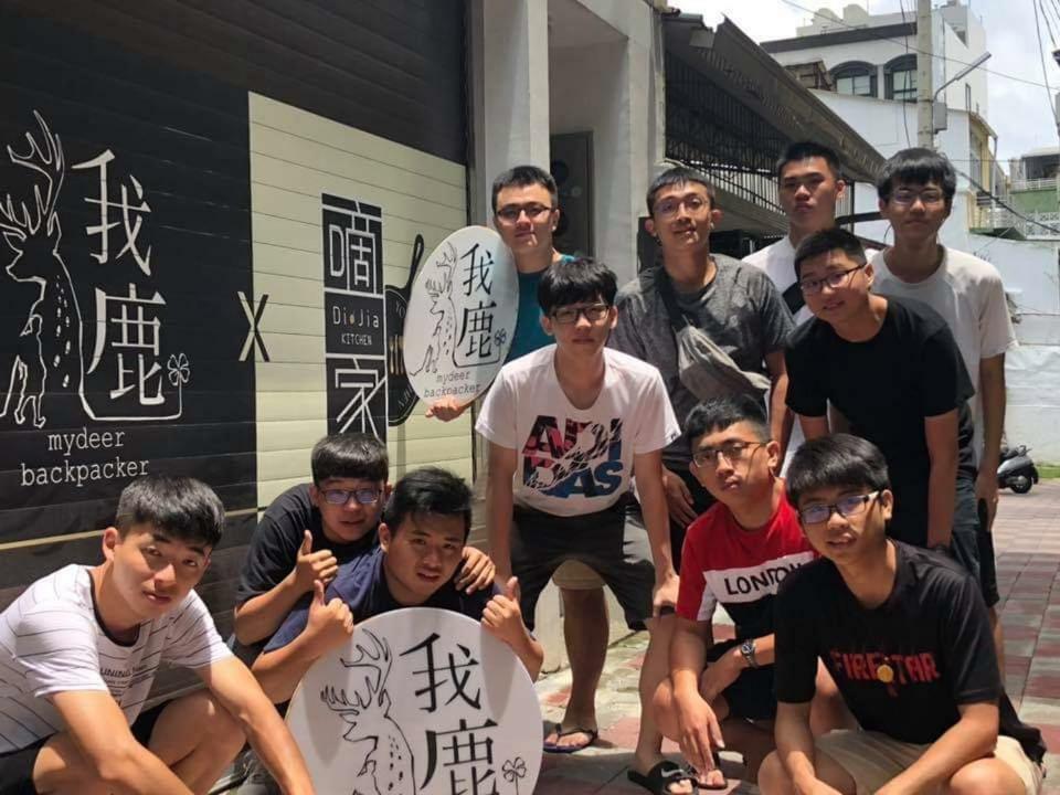 Mydeer Backpacker Hostel Tainan Bagian luar foto