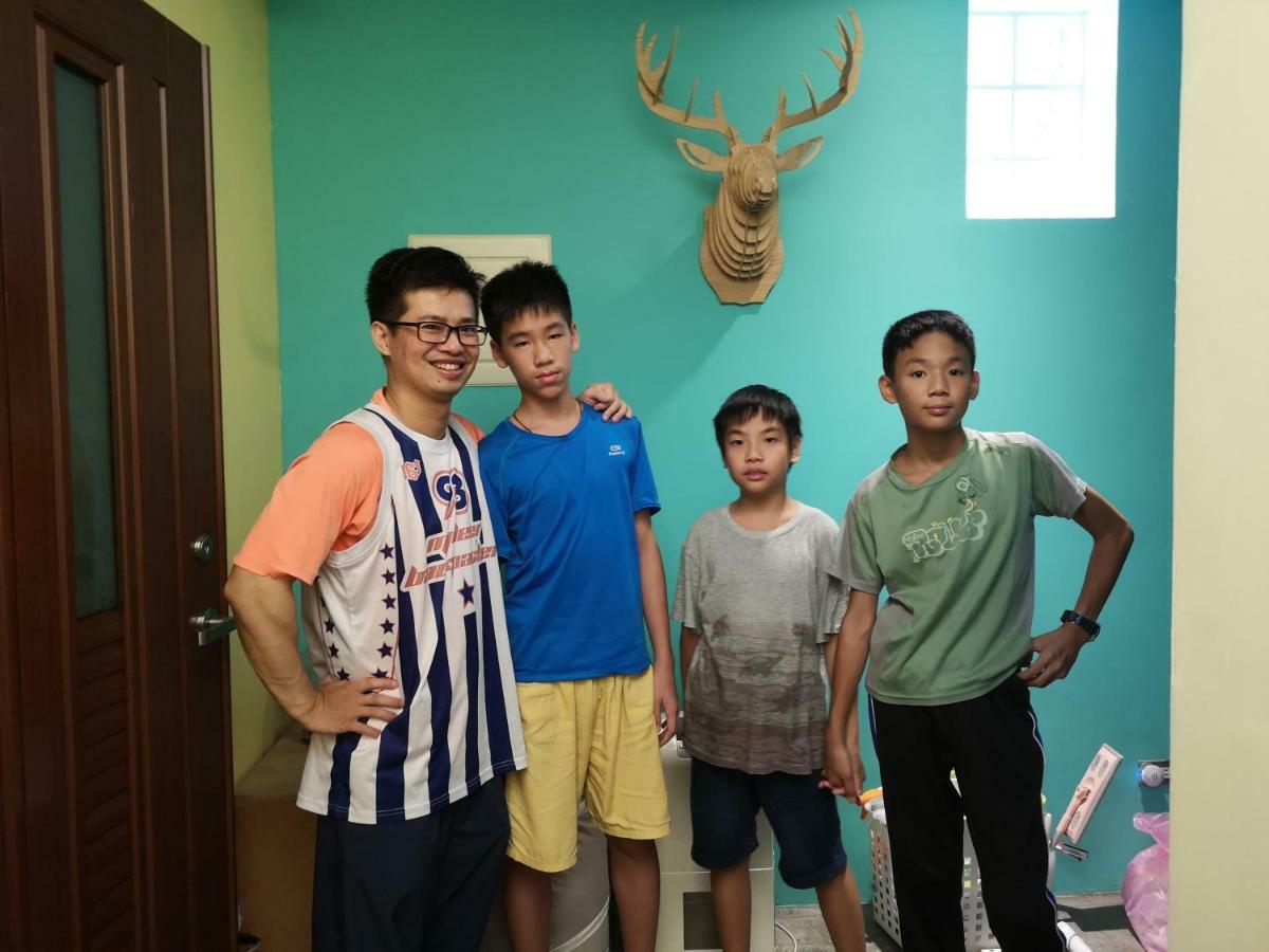 Mydeer Backpacker Hostel Tainan Bagian luar foto