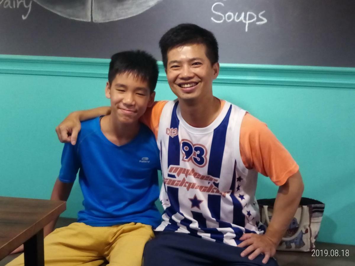 Mydeer Backpacker Hostel Tainan Bagian luar foto