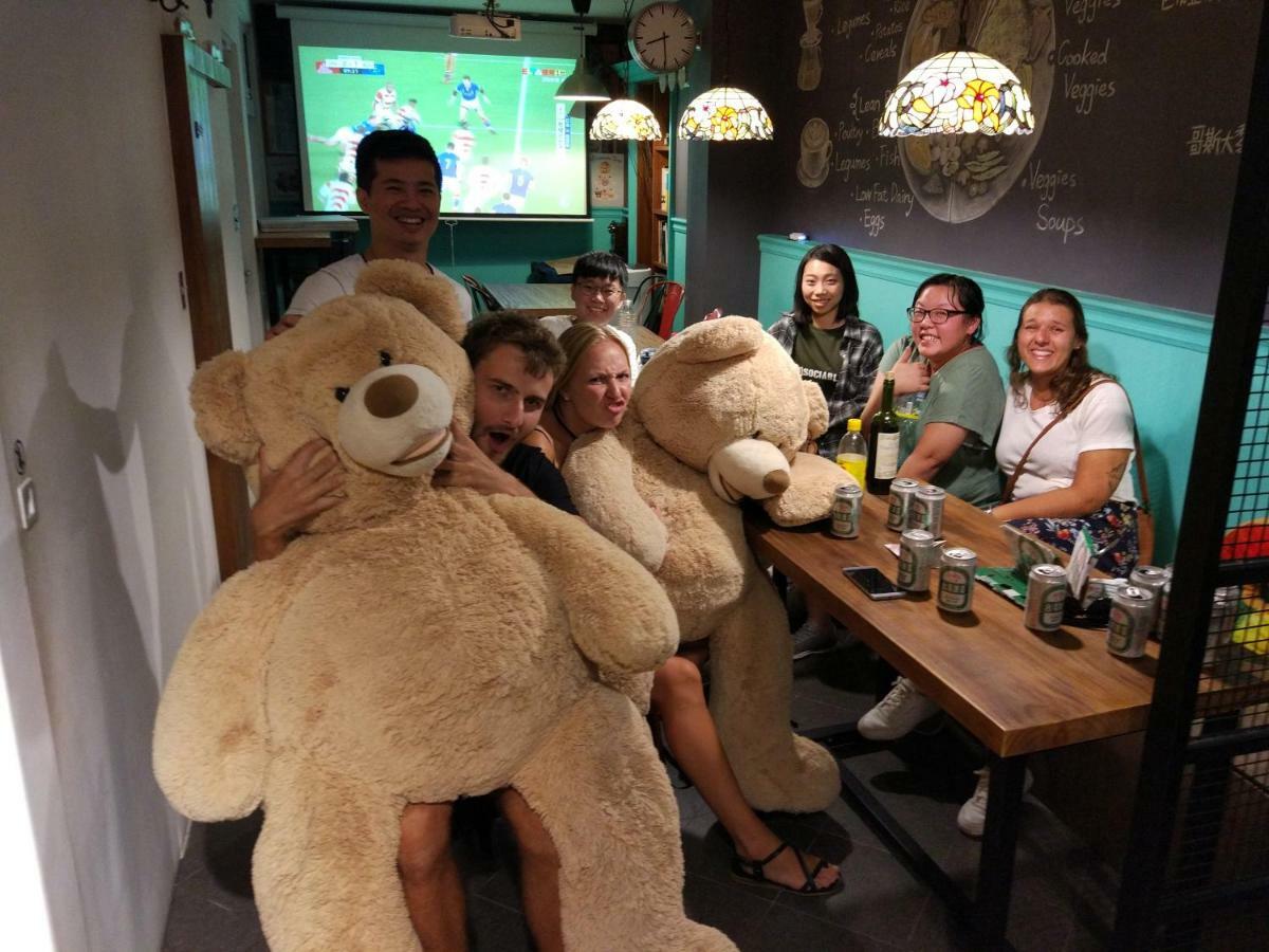 Mydeer Backpacker Hostel Tainan Bagian luar foto