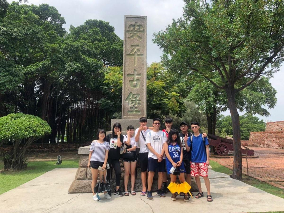 Mydeer Backpacker Hostel Tainan Bagian luar foto